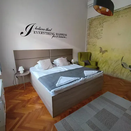 Pasti Central Apartment. ديبريتْسين