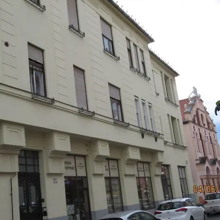 Pasti Central Apartment. * ديبريتْسين