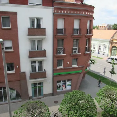 Pasti Central Apartment. شقة ديبريتْسين